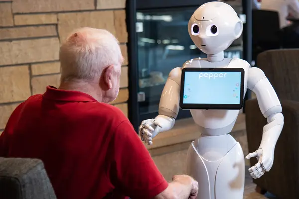 pepper-robot-nursing-home.webp